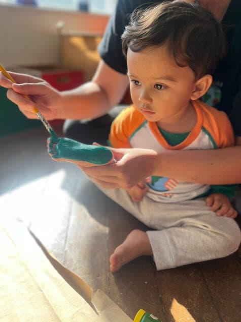 Bebê em atividade de exploração no berçário