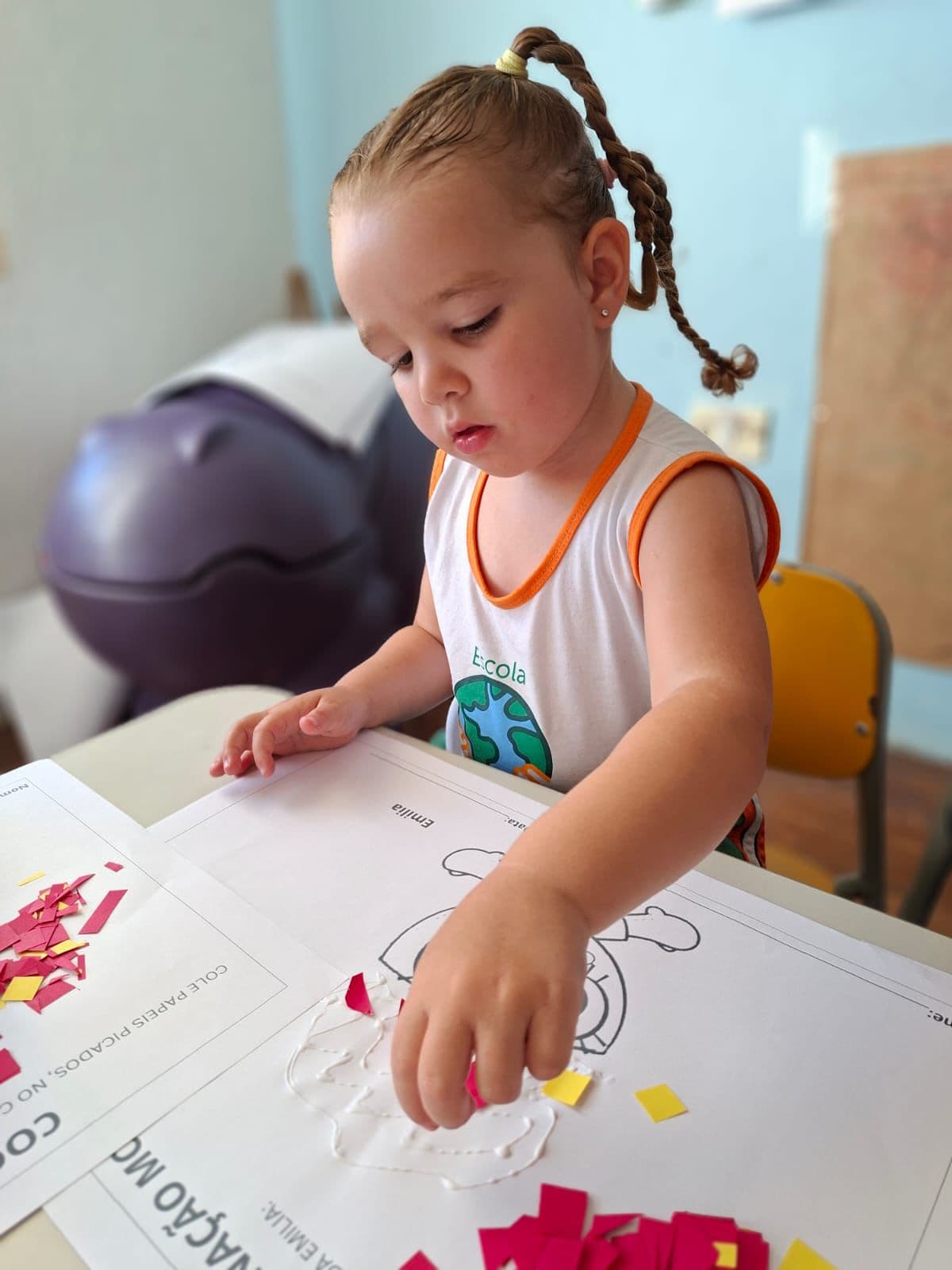 Criança realizando atividade pedagógica na Educação Infantil