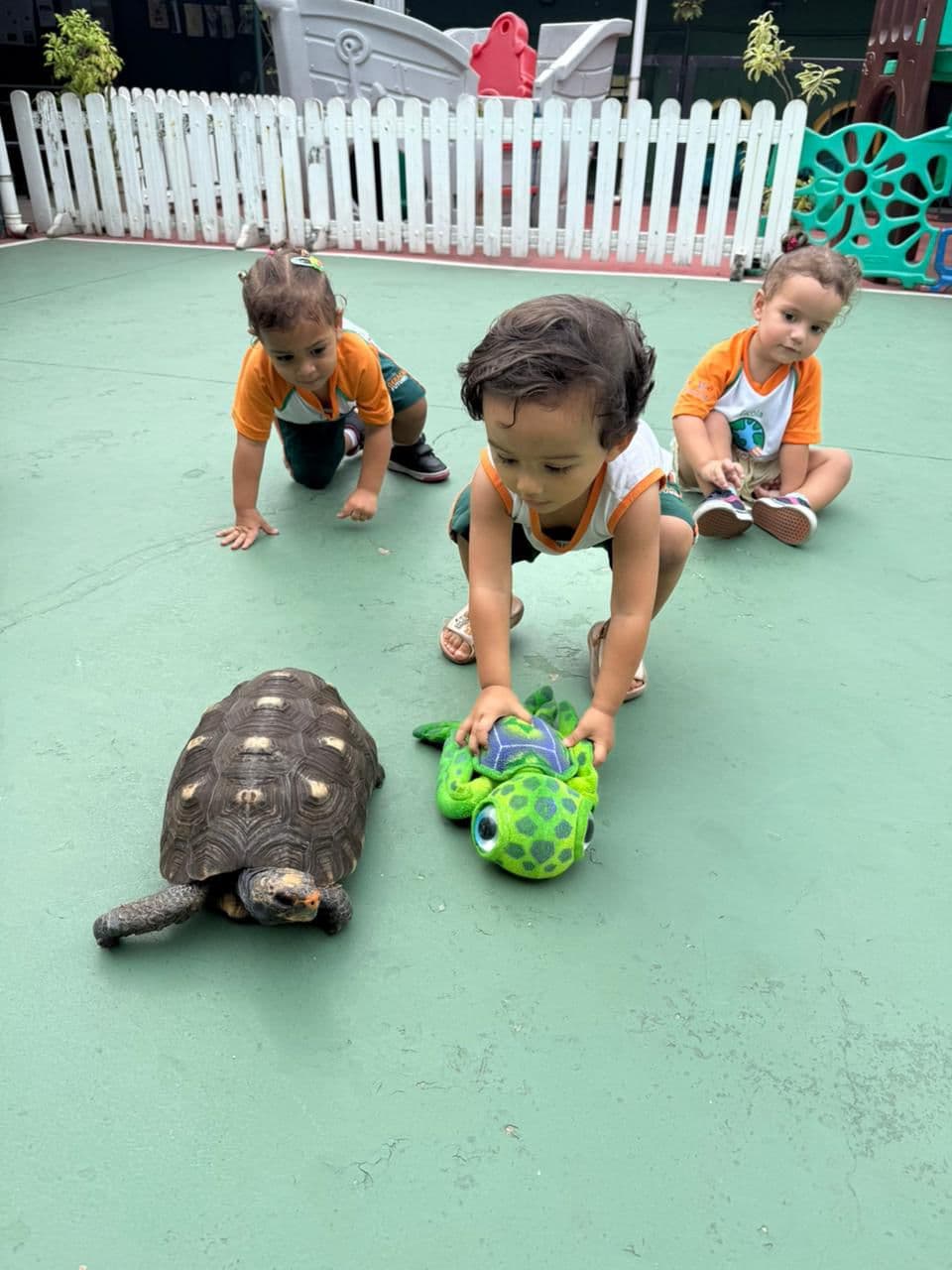 Criança participando de proposta lúdica na Educação Infantil