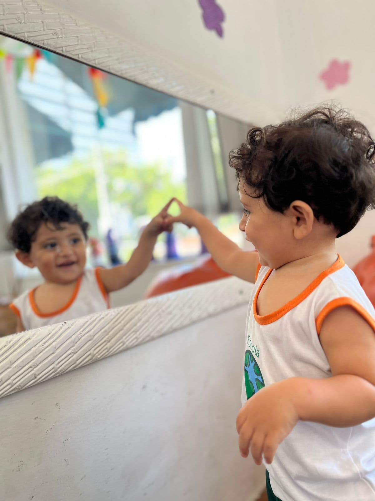 Cuidadora com bebê no berçário